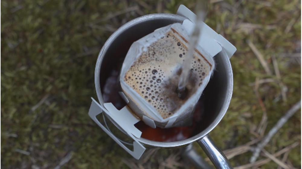 Drip bag café de spécialité en forêt